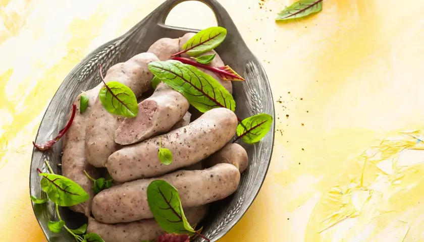 Jak upiec białą kiełbasę? Domowy smak bez wysiłku - prosty przepis