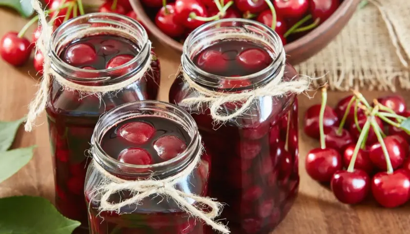 Kompot z wiśni mrożonych: jak zrobić pyszny napój na upalne dni?