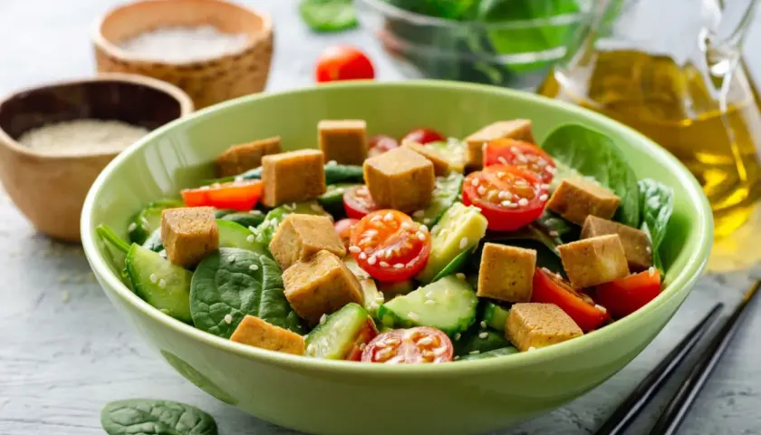 Jak przygotować tofu do sałatki, aby było pyszne i chrupiące