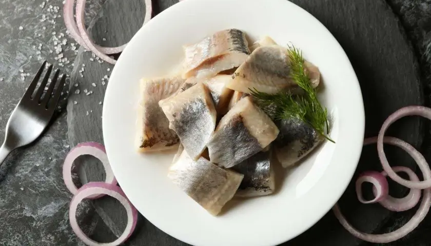 Gdzie kupić najlepsze śledzie kiszone? Rady prawdziwych smakoszy