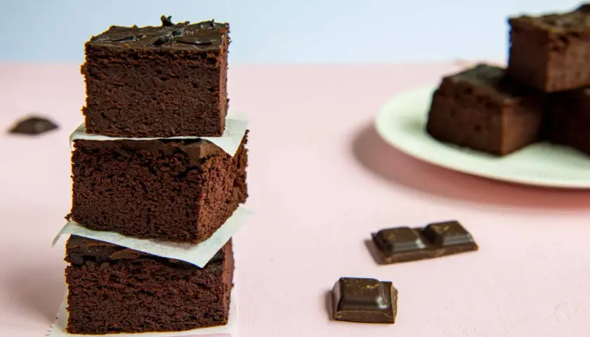 Mało kaloryczne brownie bez wyrzeczeń: prosty przepis na fit deser