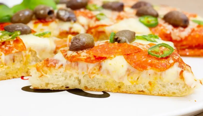 Jak zrobić pizzę na patelni bez piekarnika: szybki przepis krok po kroku