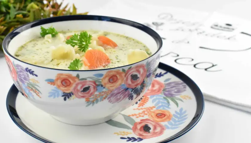 Klasyczna zupa ogórkowa z makaronem! Dodajemy tajny składnik!