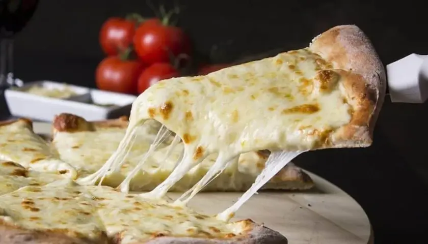 Jak odgrzać pizzę na patelni - prosty sposób na chrupiącą pizzę jak z pieca