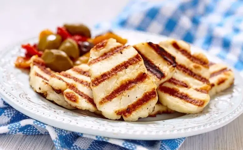 Jak grillować ser halloumi na patelni, by uzyskać idealną chrupkość