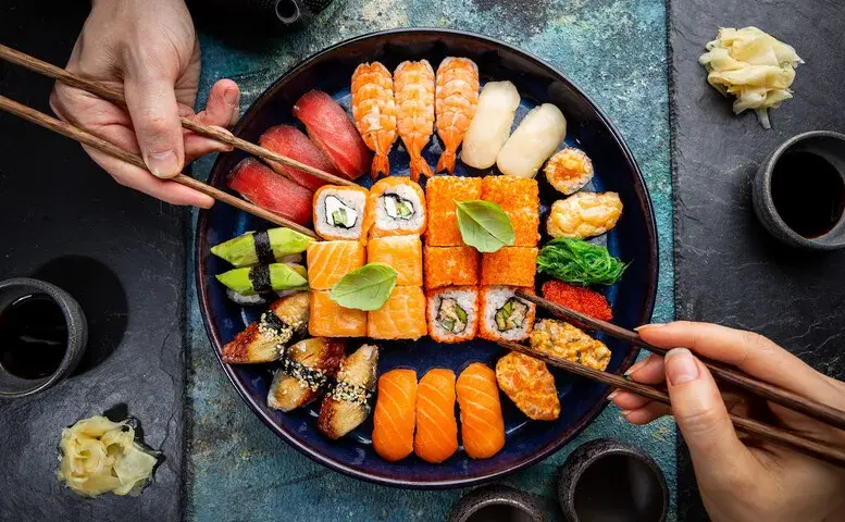 Jak się je sushi na ciepło czy zimno? Odkryj prawdę o serwowaniu