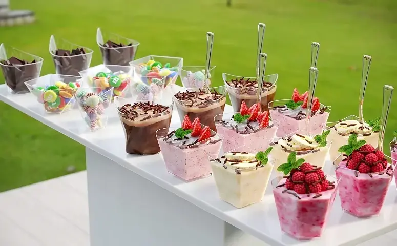 Pudełeczka na mini deserki: estetyczne rozwiązanie dla cukierników