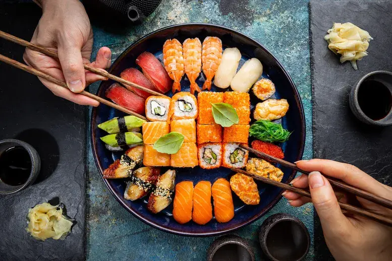 Jak się je sushi na ciepło czy zimno? Odkryj prawdę o serwowaniu