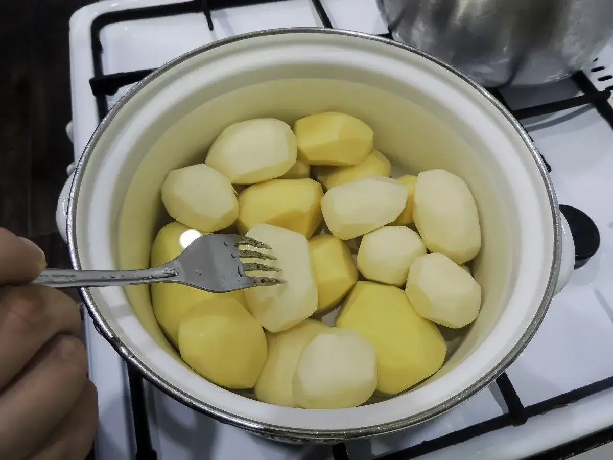 Zdjęcie Jak uratować niedogotowane ziemniaki w zupie i uniknąć rozczarowania
