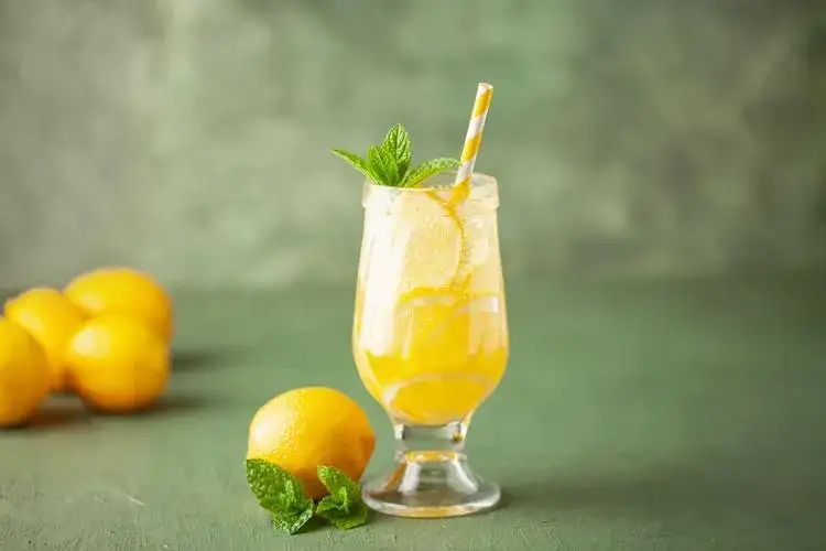 Zdjęcie Limoncello drink – orzeźwiające przepisy na koktajle, które zachwycają