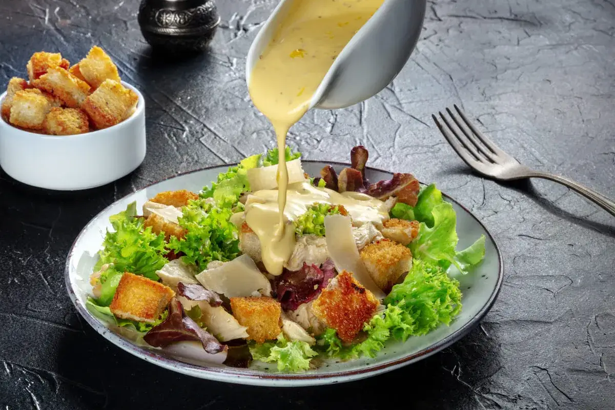 Zdjęcie Najlepszy sos do sałatki cezar – przepisy i porady na idealny dressing