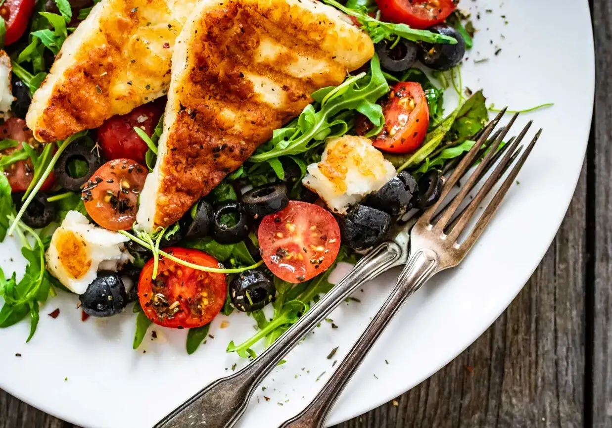 Zdjęcie Najlepsza sałatka z serem halloumi i suszonymi pomidorami - prosty przepis